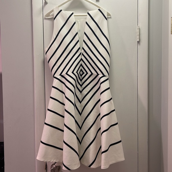 Halston Heritage
Sleeveless Geometric A-Line Dress, Linen White/Black 14 - Picture 4 of 6